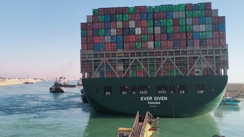 Tras una semana de bloqueo, logran remolcar el Ever Given en el Canal de Suez