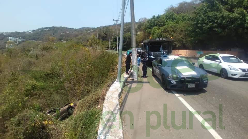 Cae conductor a un barranco en la avenida Escénica de Acapulco