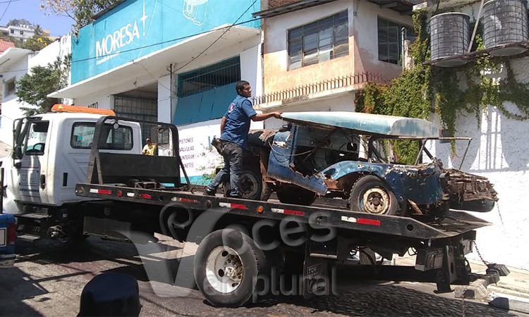 Retira Vía Pública autos chatarra abandonados en calles de Acapulco