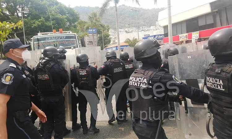 Desalojan policías antimotines a maestros jubilados que bloqueaban la Costera