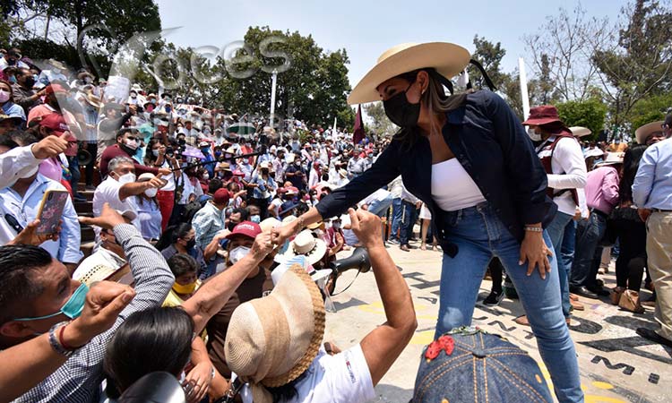 Cientos de militantes y simpatizantes de Morena gritan: ¡Evelyn gobernadora!