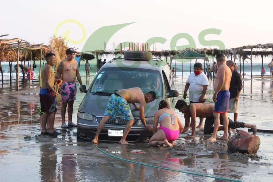 Quedan atascados en la arena vehículos de turistas en la playa Revolcadero