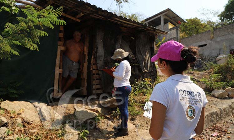 Notifica Protección Civil a más de 950 familias en zonas de alto riesgo en Acapulco