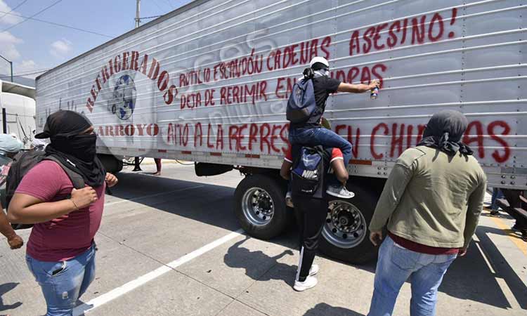 Liberan normalistas de Ayotzinapa la autopista a la altura del Parador del Marqués