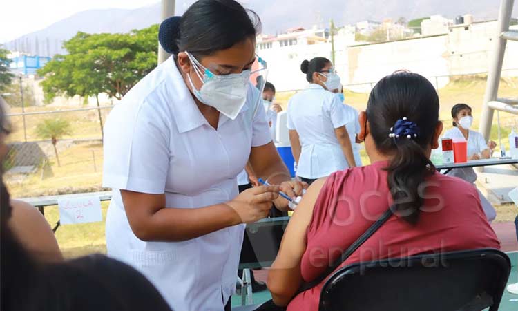 Con baja afluencia, comenzó la vacunación para adultos de 50 a 59 años y embarazadas en Acapulco