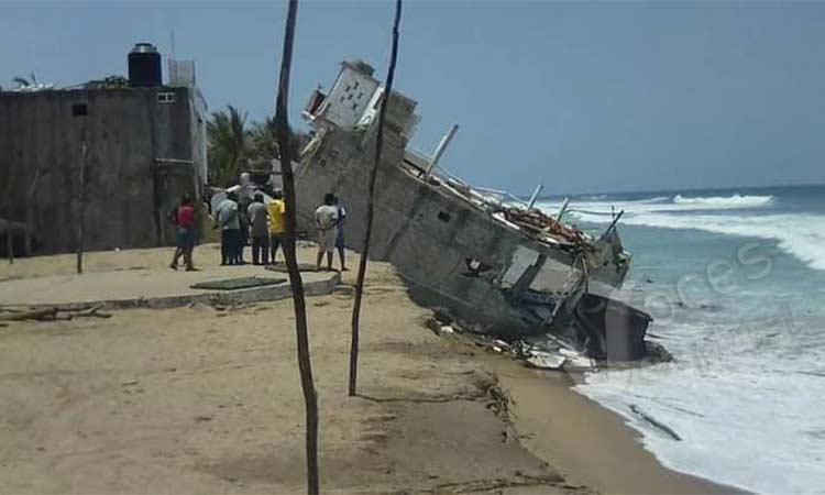 Se colapsa restaurante en playa Ventura por el mar de fondo