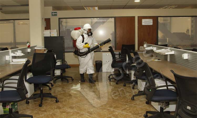 Desinfectan las oficinas en Recinto de las Oficinas del Poder Ejecutivo del Estado en la capital