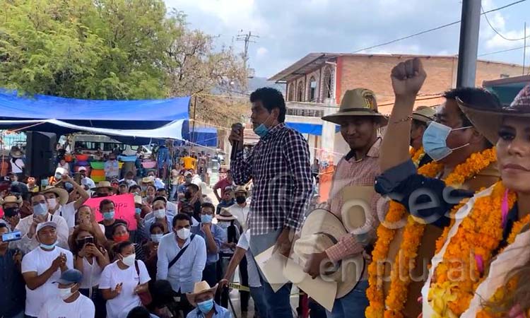 En gira por Atliaca, Evelyn Salgado recibe el apoyo de sobrevivientes del caso Ayotzinapa, egresados y padres de los 43