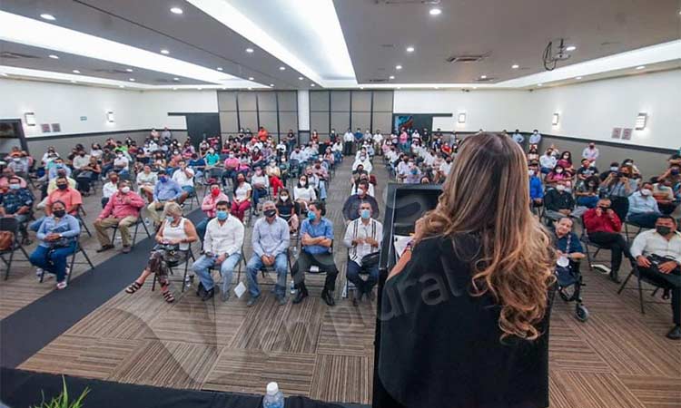 Atiende Evelyn Salgado invitación de abogados par participar en foro jurídico