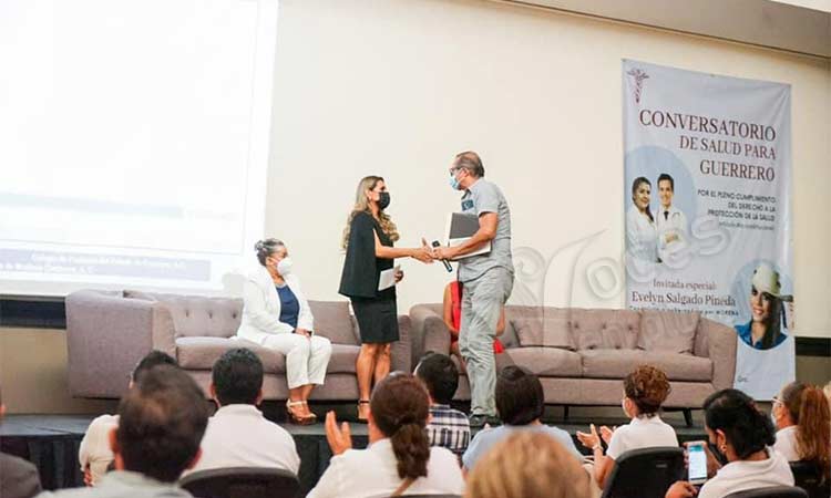 Evelyn Salgado participa en el Conversatorio de Salud para Guerrero con gremio médico