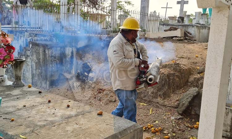 Fumigan trabajadores de Vectores panteones del estado para evitar el dengue, zika y chikungunya