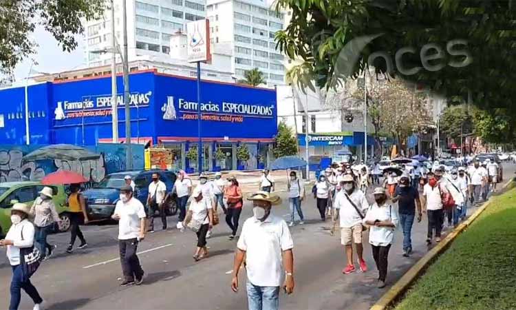 Marcha y bloqueo de maestros, sindicalizados y jubilados en Acapulco por el Día del Trabajo