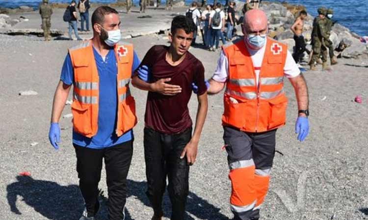 Miles de migrantes africanos llegan nadando a territorio español, creando conflicto diplomático entre Marruecos y España