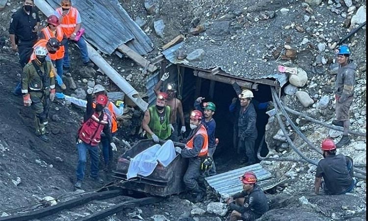 Rescatan quinto cuerpo de mineros atrapados en mina de Coahuila