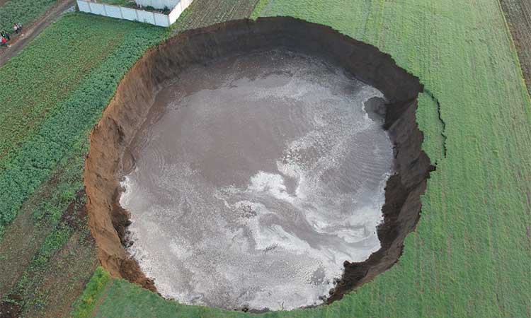Falla geológica abre socavón gigante en campos de cultivo de Puebla