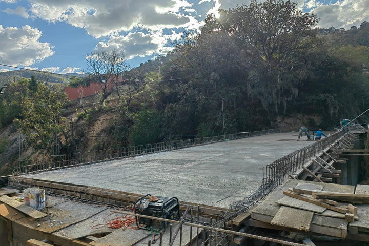 Al 80% construcción del puente vehicular Atlamajalcingo del Monte en la región de la Montaña