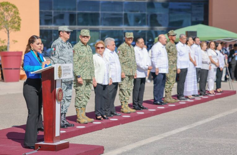 Encabeza Evelyn Salgado ceremonia de izamiento de bandera y reconoce a jóvenes matemáticos por triunfos internacionales