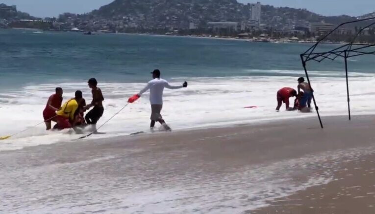 Guardavidas rescatan a dos turistas en playa El Morro